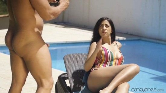 DaneJones - Julia De Lucia - Steamy poolside holiday romance[MP4/304.99MB]